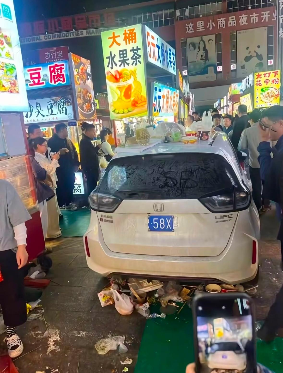 外地车误入夜市被堆满垃圾掰断车牌同样是不小心占车位，为什么两辆车差别这么大？奥迪