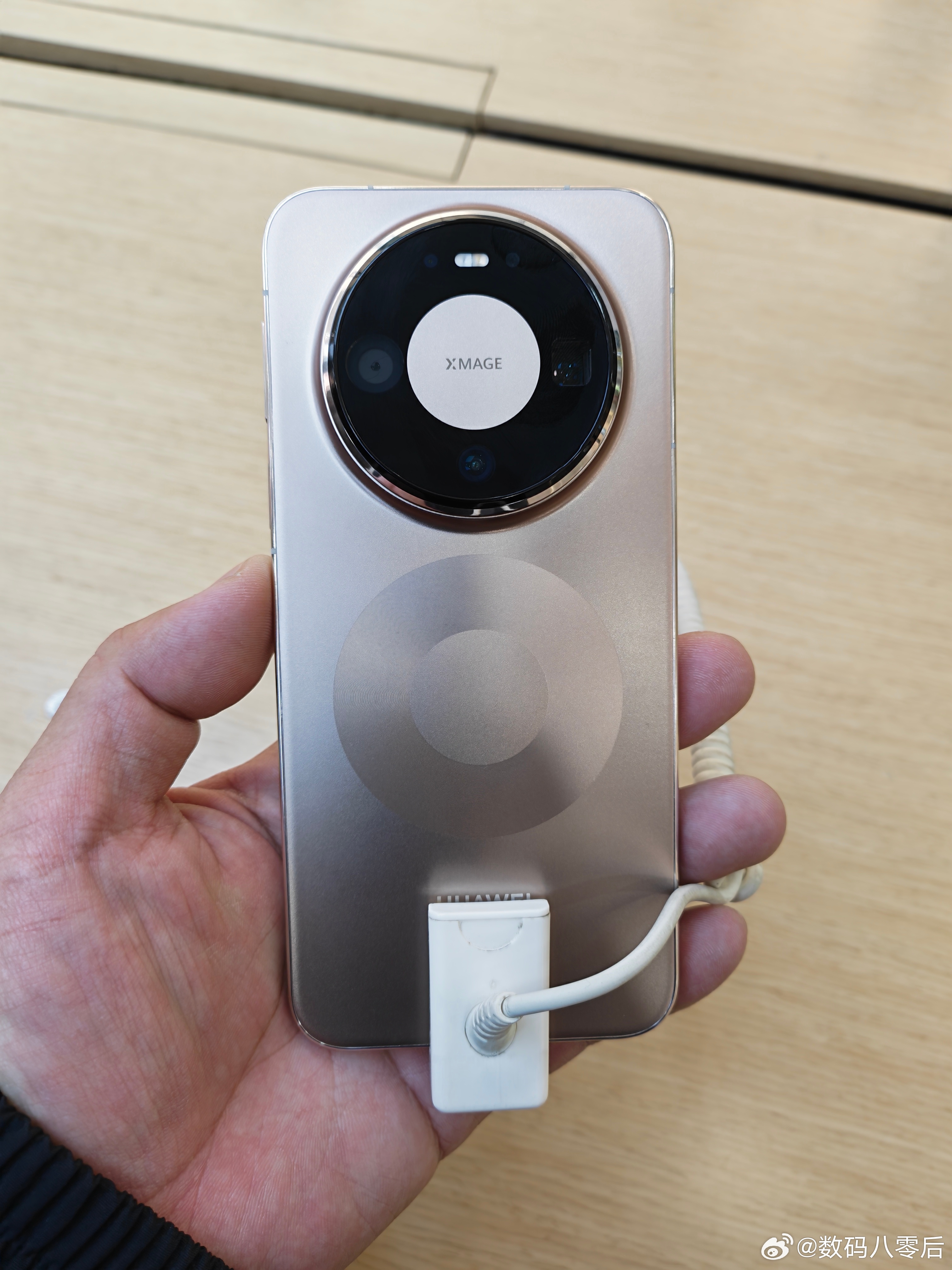 华为Mate80晨曦金版本已售罄 前两天我去线下看了，这个金色的确实好看！ 