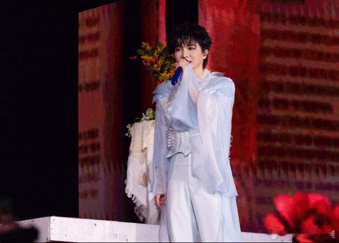 周深baby的摄像师周深被逼的摄像师万万没想到演唱会最大梗王藏在摄像组😂周深抛