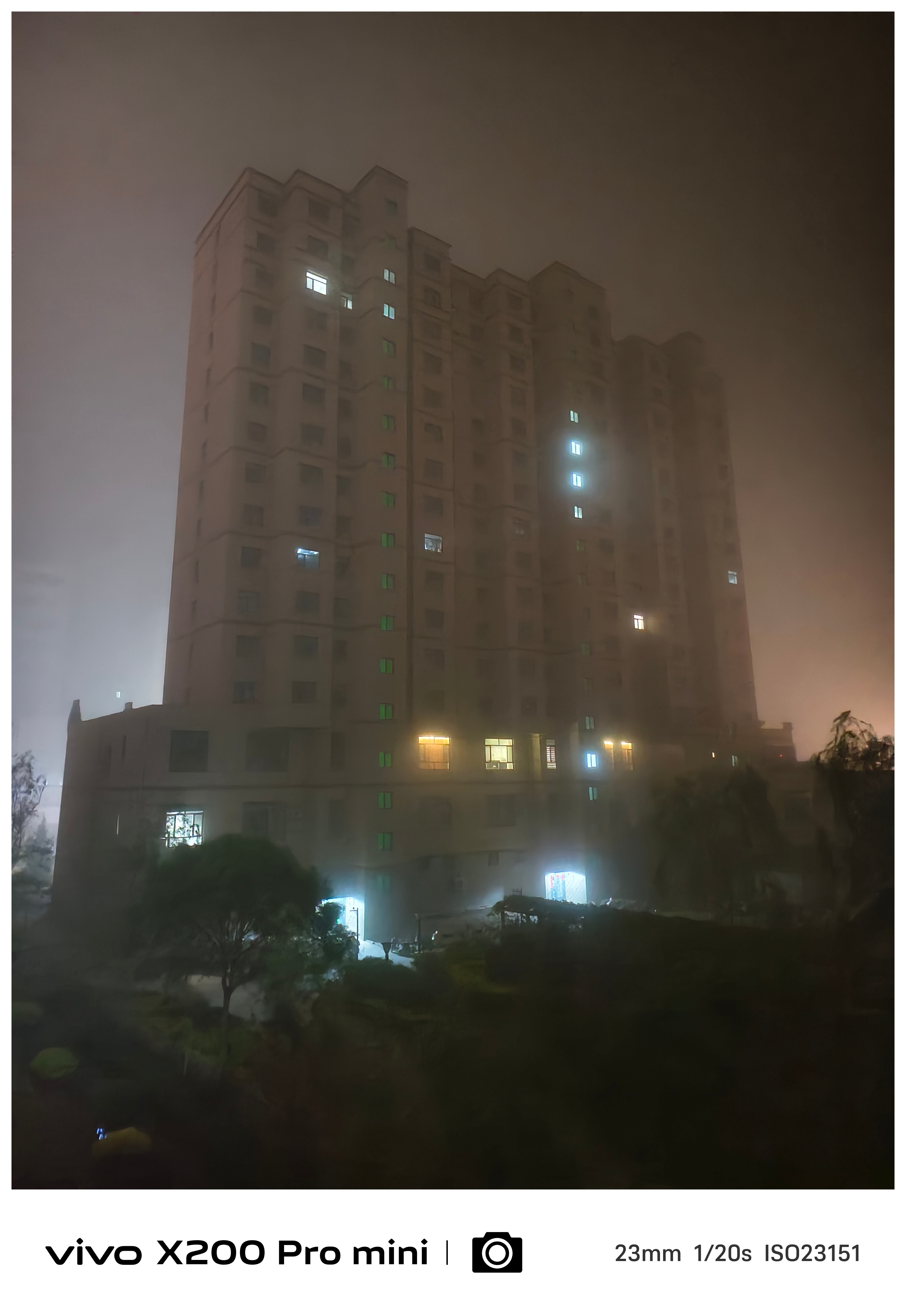 窗外忽然狂风大作，起来一看：沙尘暴来咯 ​​​