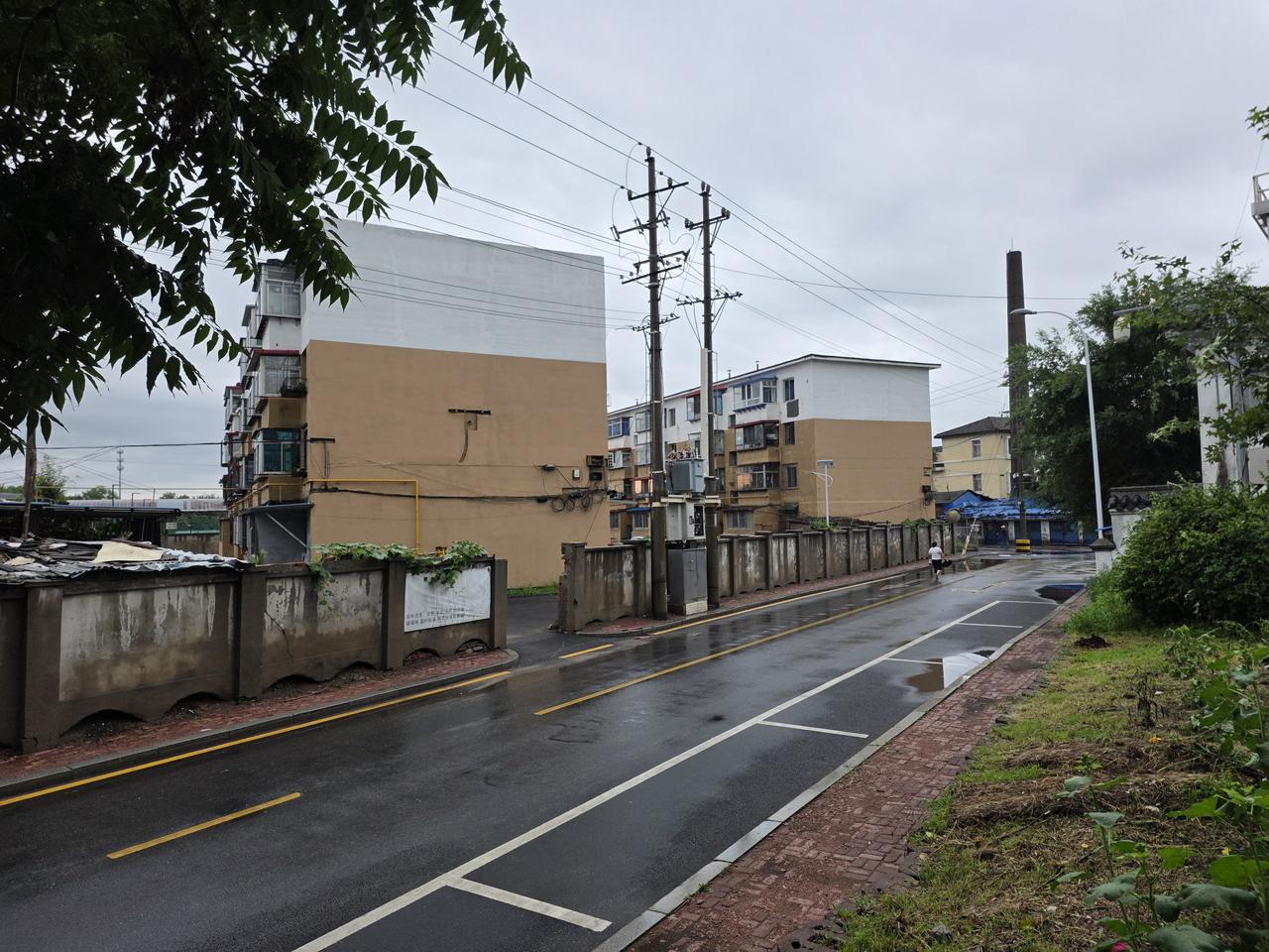 上世纪八十年代，东公园老二中为解决教职工住房困难，在学校大操场内西南角相继盖了两