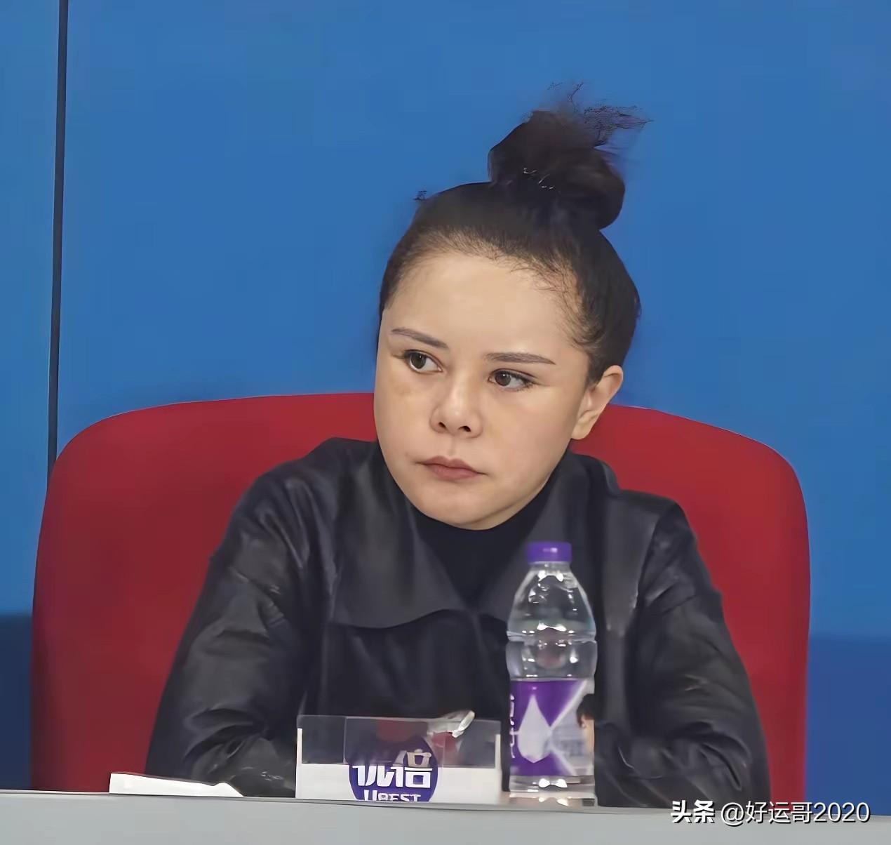 她叫邓丽芳是孙俪的妈妈，孙俪的父亲在孙俪很小的时候就和邓丽芳离了婚，后来孙父又再