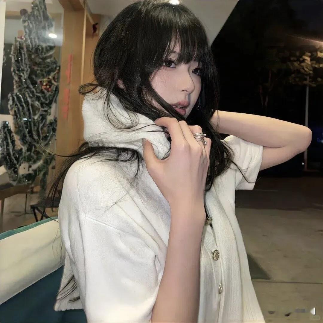 素袂轻扬沐月华，轩窗风软落轻纱。
鬓边星影摇清浅，腕底流光映落霞。
半盏寒灯凝远