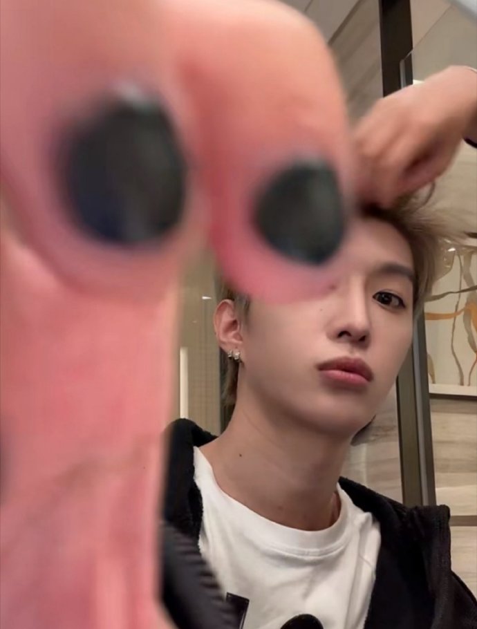 范丞丞直播展示美甲，今天是染了黑色美甲的fcc，好酷 