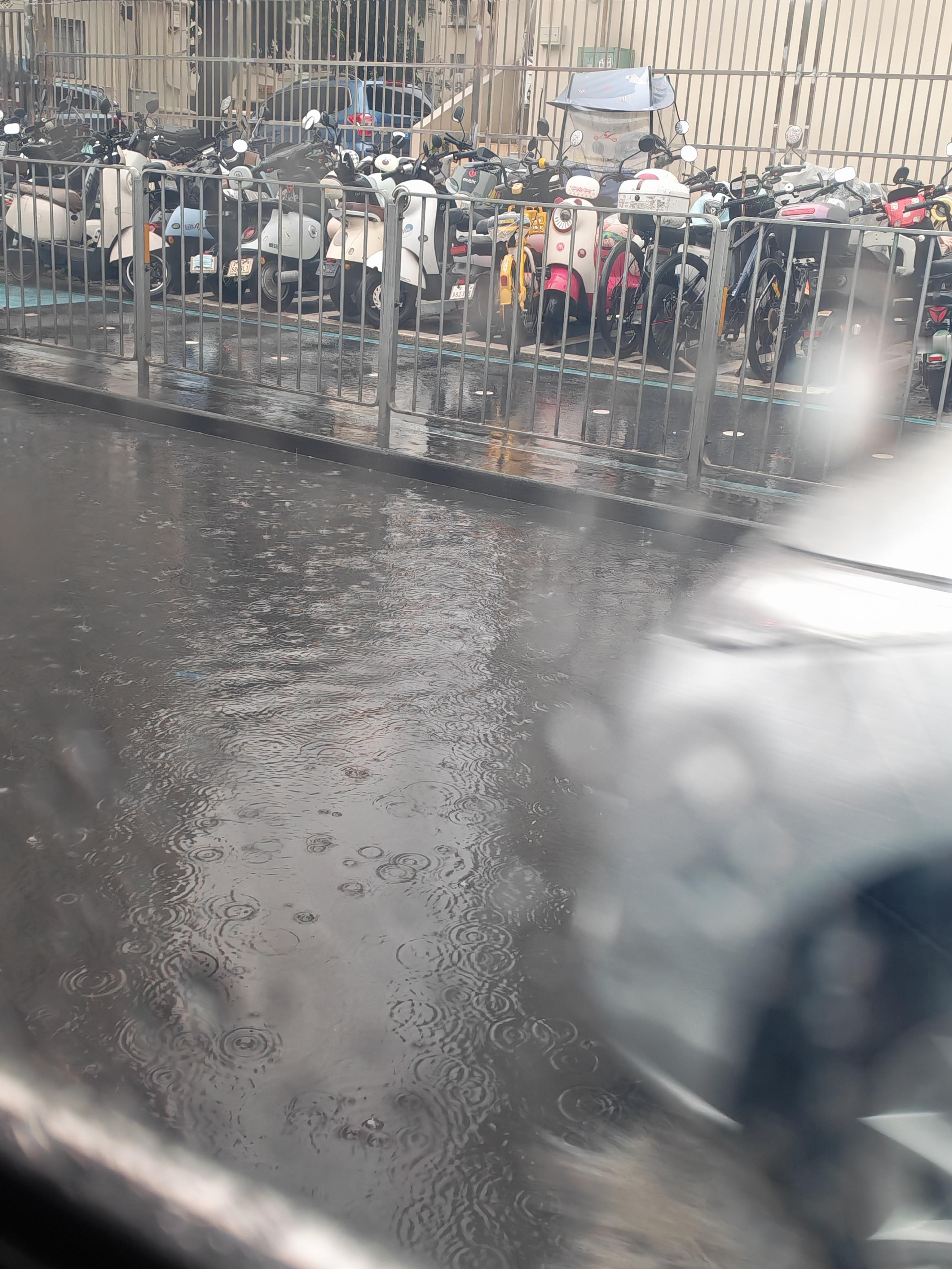啊呀呀 就小小下了场雨深圳变水城了你让牛马怎么骑雅迪上班哇 深圳
