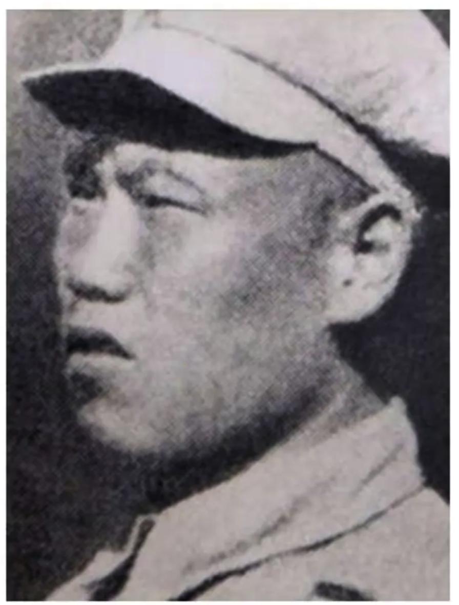1951年，担架员送弹药到阵地，见干部牺牲只剩15个新兵，他沉声说：“我是老兵，