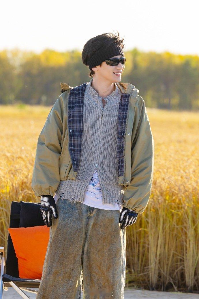 白敬亭 别让举铁的人玩这些！游戏里握杆嗨玩，杆子先脱落再彻底断裂，塑料杆遭不住他