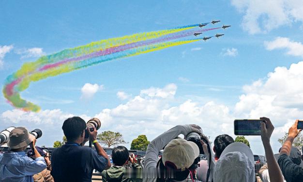 新加坡航展【蓝天芭蕾闪耀狮城——空军八一飞行表演队第十届新加坡航展开幕式飞行表演