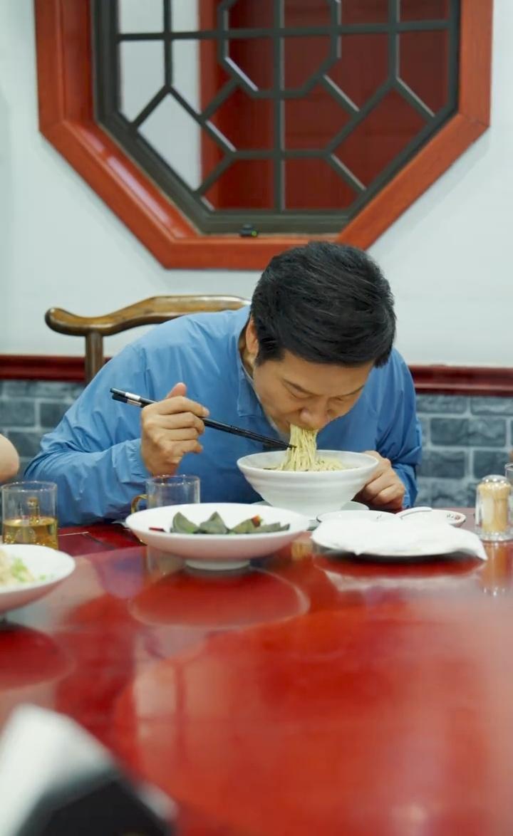 雷军打卡盐城老字号鱼汤面，大口嗦面直言味道地道，不愧是本地招牌美食，有没有盐城本