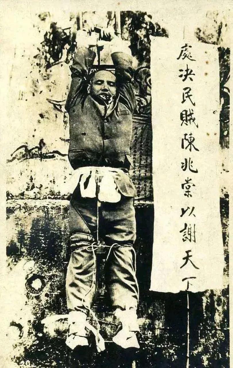 1911年，潮汕光复后，这个被吊在梯子上的男子，就是当时的潮州知府陈兆棠。镜头捕