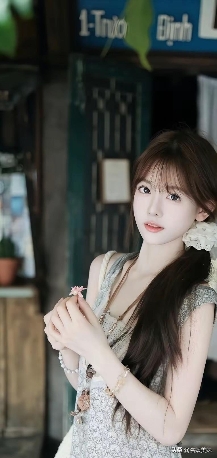 我擅长感受，却拙于表达，
于是我驻足，让风替我说话出
那些藏在心底的波澜。