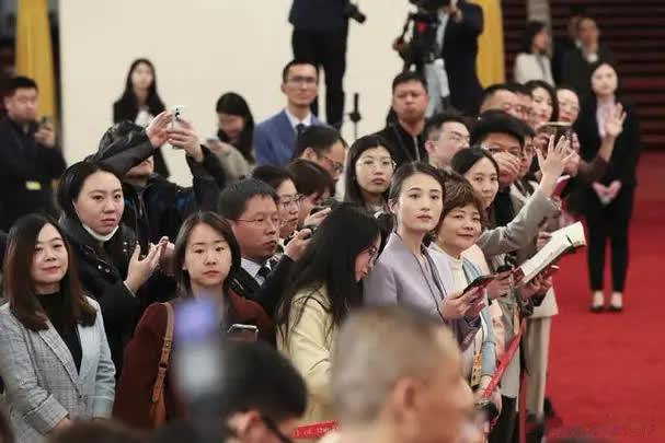 特朗普通告全球要带领全世界“去中国化”，不配合就加征关税，这话往社交平台上一放，