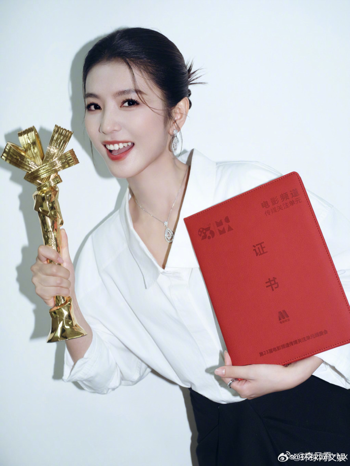 【#李云霄三天斩获三项大奖#】  在短短三天内收获三项大奖，这位越剧演员的舞台边