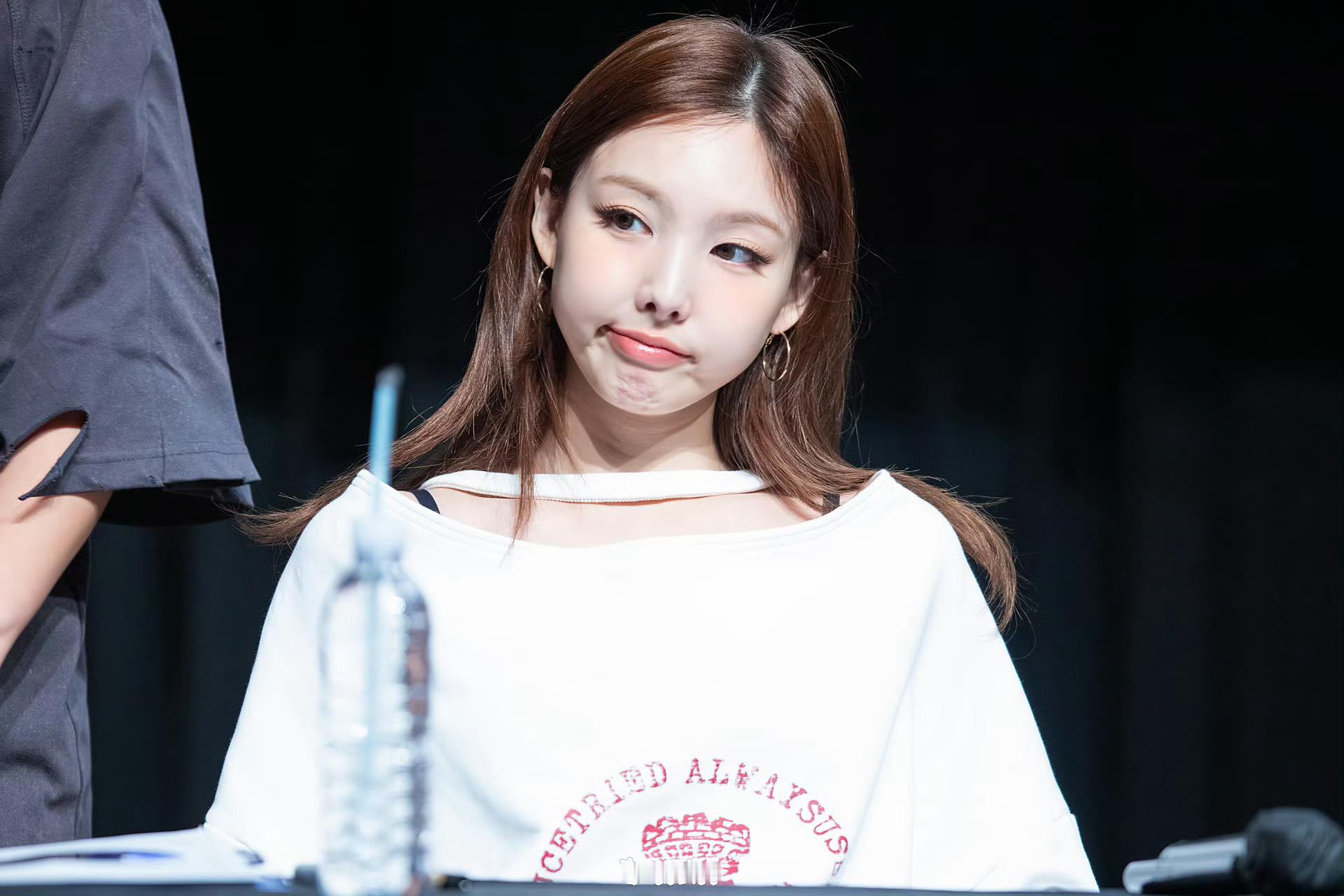 林娜琏林娜琏 就是萌！正面看，萌！背面看，萌！左边看，萌！右边看，萌！上边看，萌