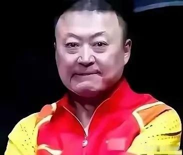 伦敦世乒赛颁奖典礼有个小插曲，当颁奖佳宾给主教练马琳挂金牌时，马琳主动示意，先给