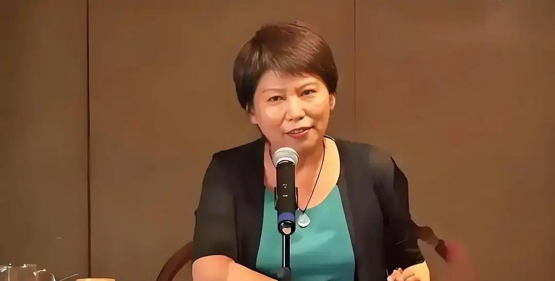 养老院里那个天天讲黄段子的老头，身边围着一堆老太太。
我坐在长椅上听他们聊天，发