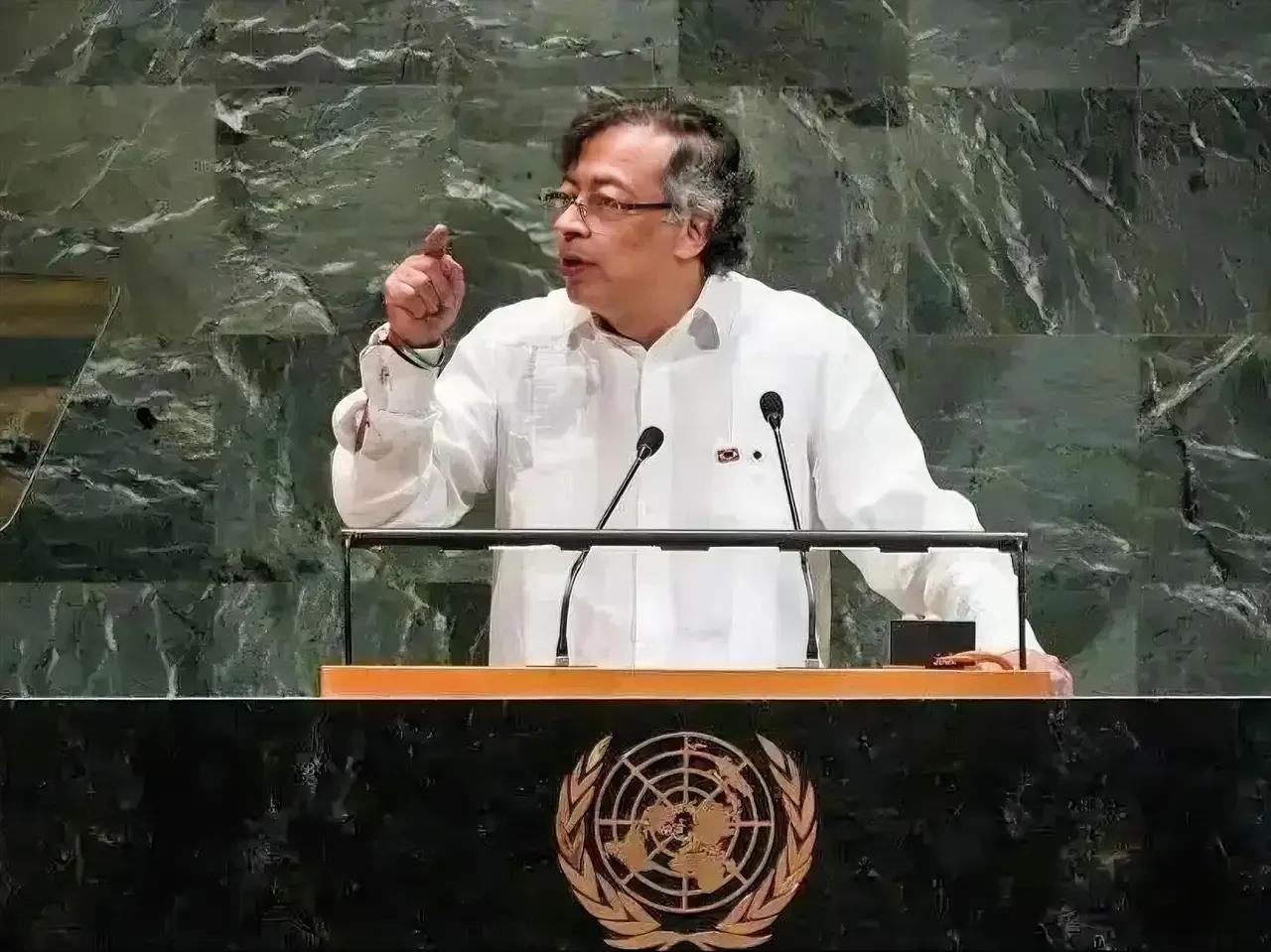 哥伦比亚总统佩特罗好样的，敢于正面硬刚美国。
在联合国演讲后佩特罗走到大街上，拿