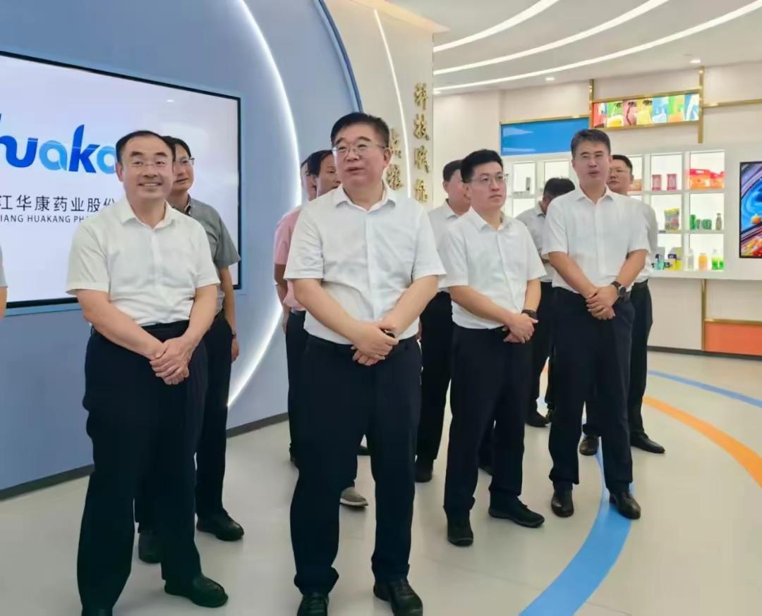 W市到Z市考察学习。他们是如何做到这统一姿势的？难道专门培训过？
