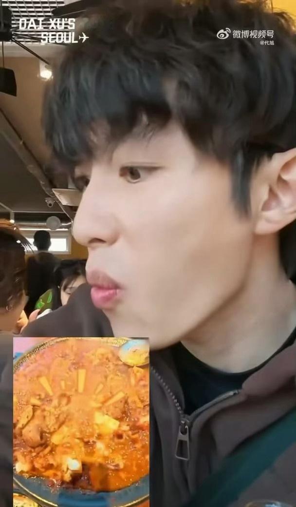 到底谁吃鲱鱼罐头 这段花絮比正片还好笑。正片里他在认真吃饭，花絮里他在认真拒绝吃