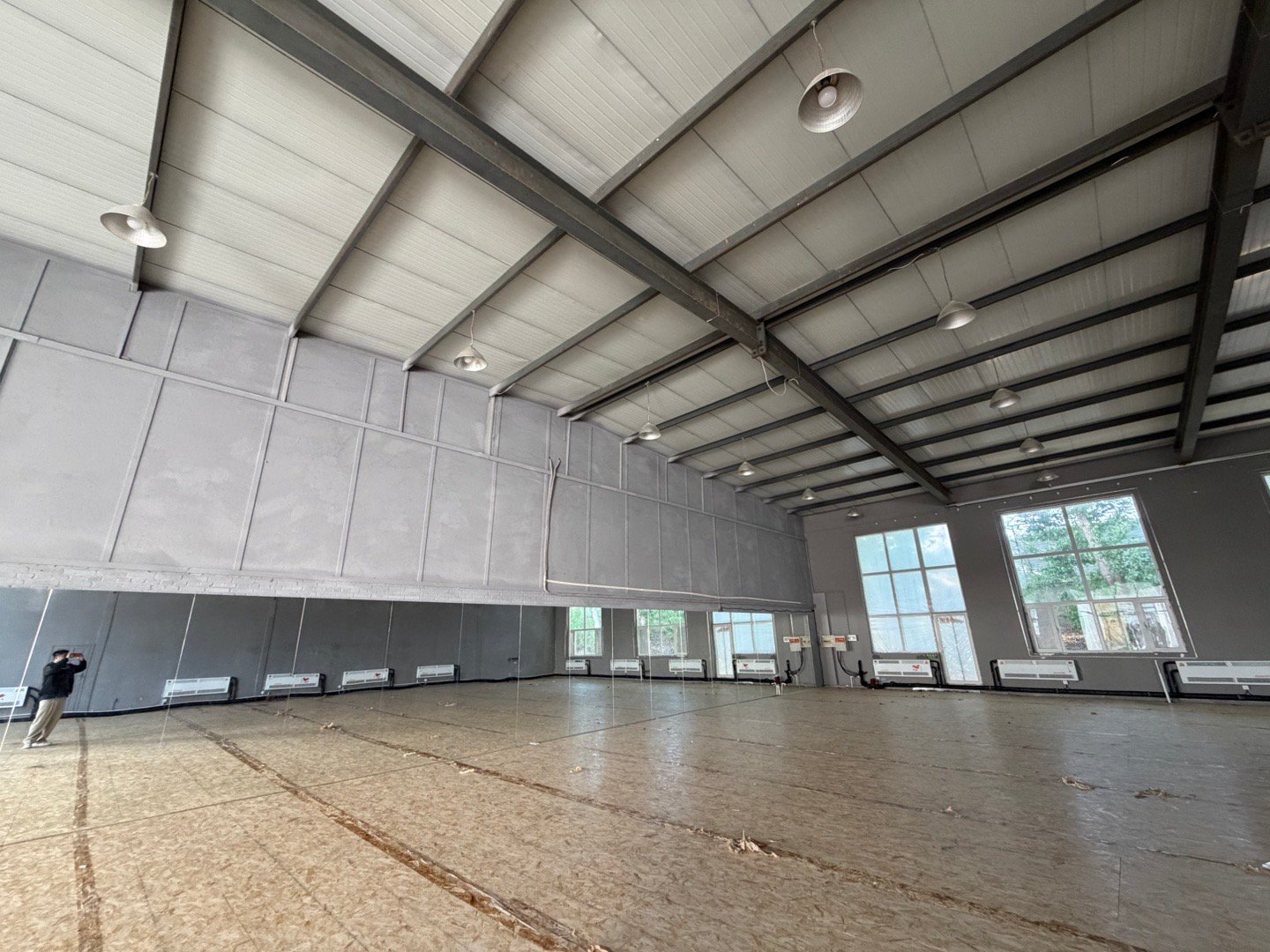 考察了一下车库选址。这个空间其实各方面条件都满足，唯一的问题是一下子搞得比榜一的