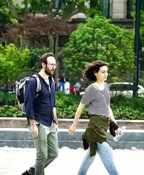 成都宽窄巷子，两名外籍游客吃饱喝足后抬腿就走，被店主拦下要钱时，不仅两手一摊装听
