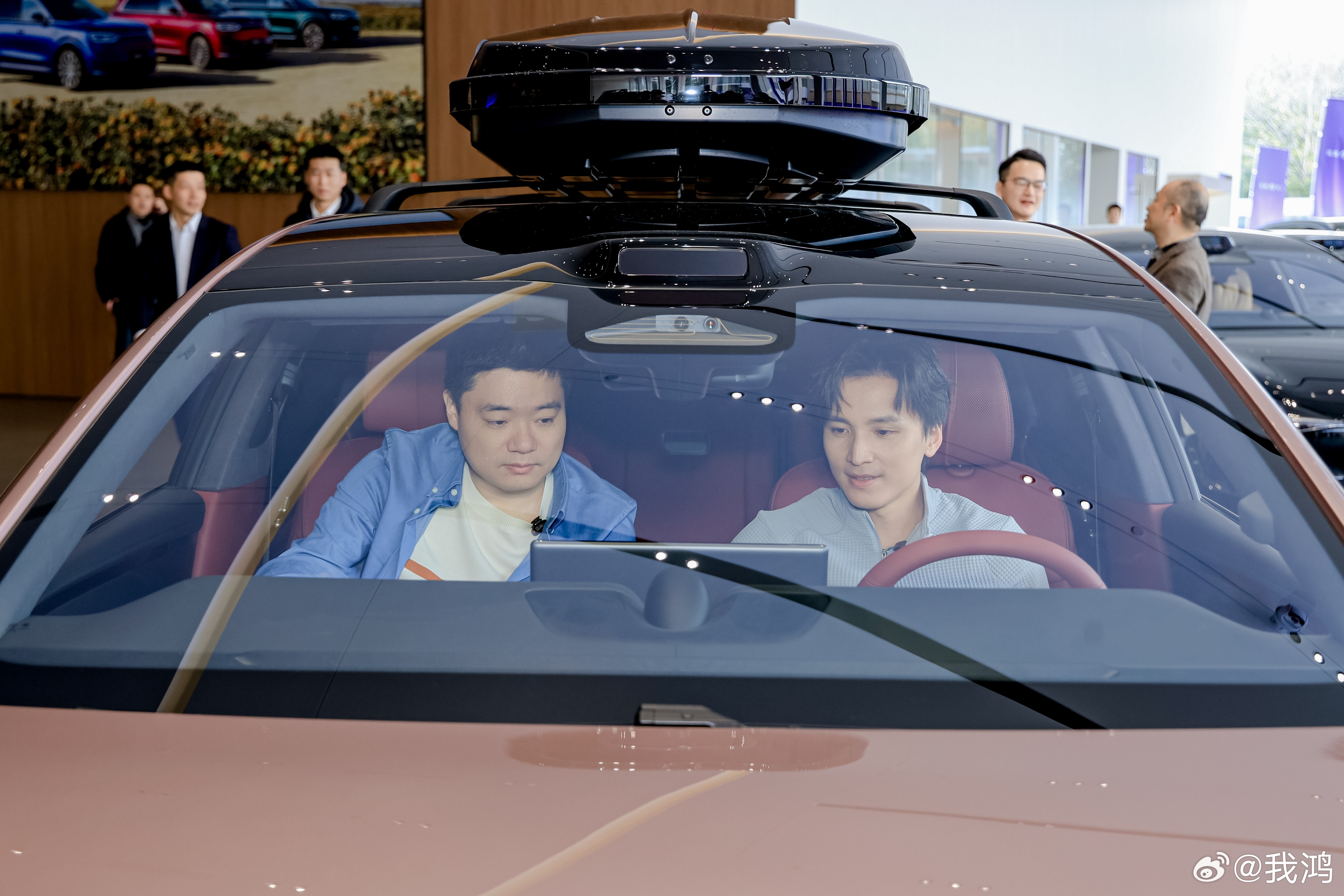 亚洲首位斯诺克世界第一、入选斯诺克名人堂的丁俊晖，莅临上海鸿蒙智行授权用户中心，