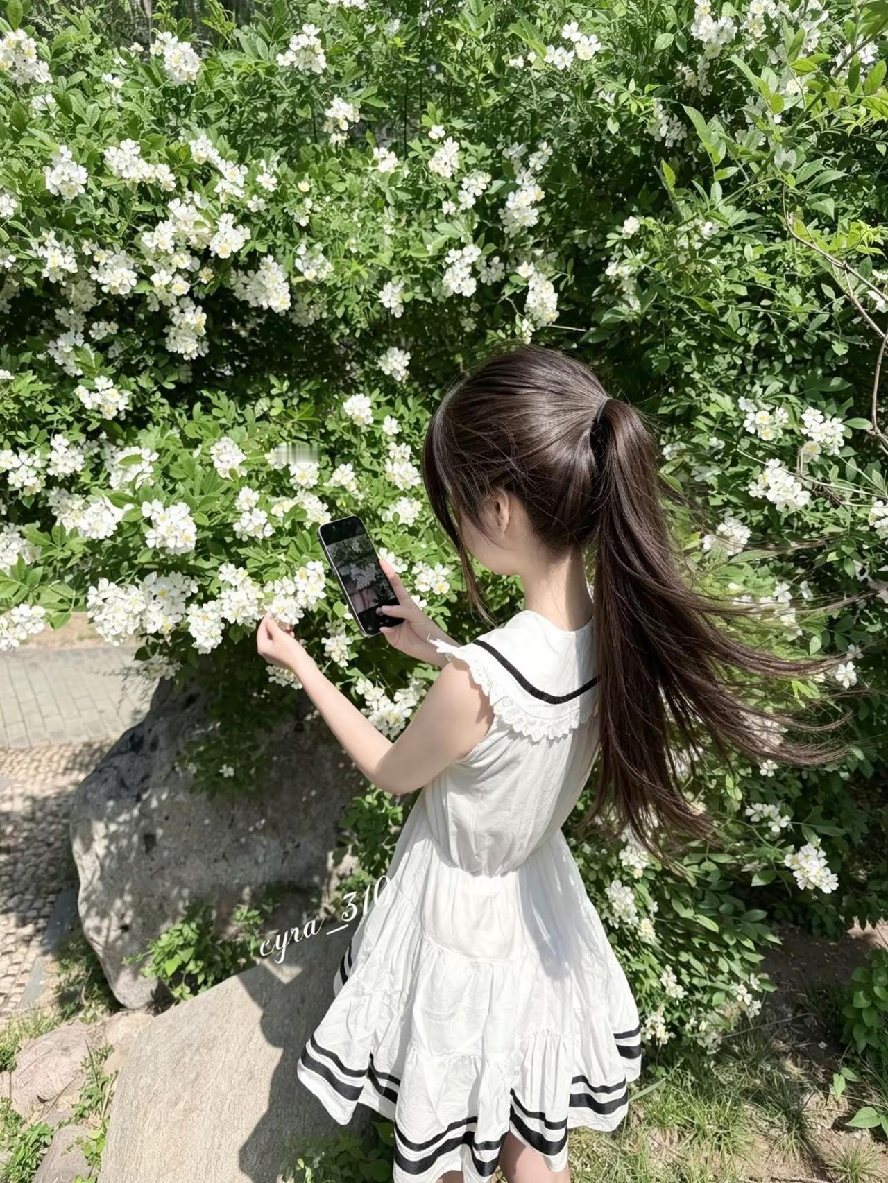 你温柔的长发 在风中划过嘴角 初夏