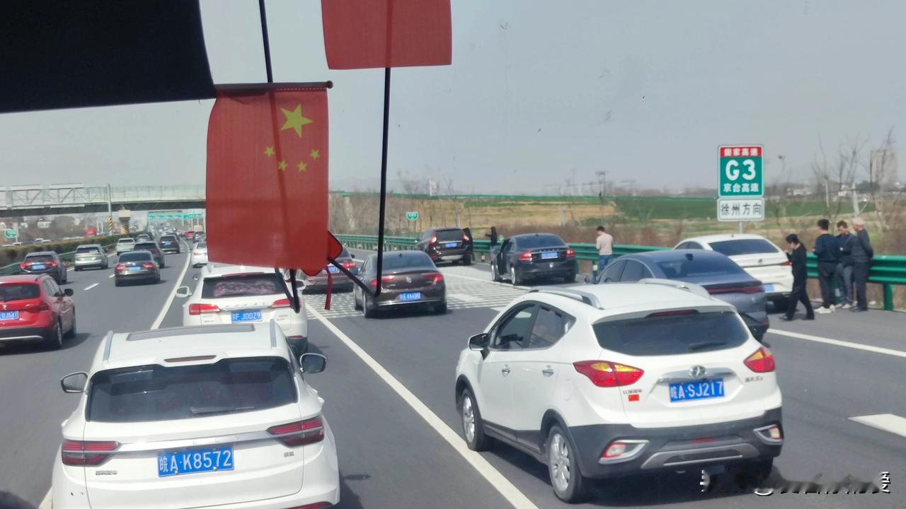 高速上发生了一起小轿车追尾事故，所幸只是轻微碰撞，但也着实让人烦闷。前段时间，我