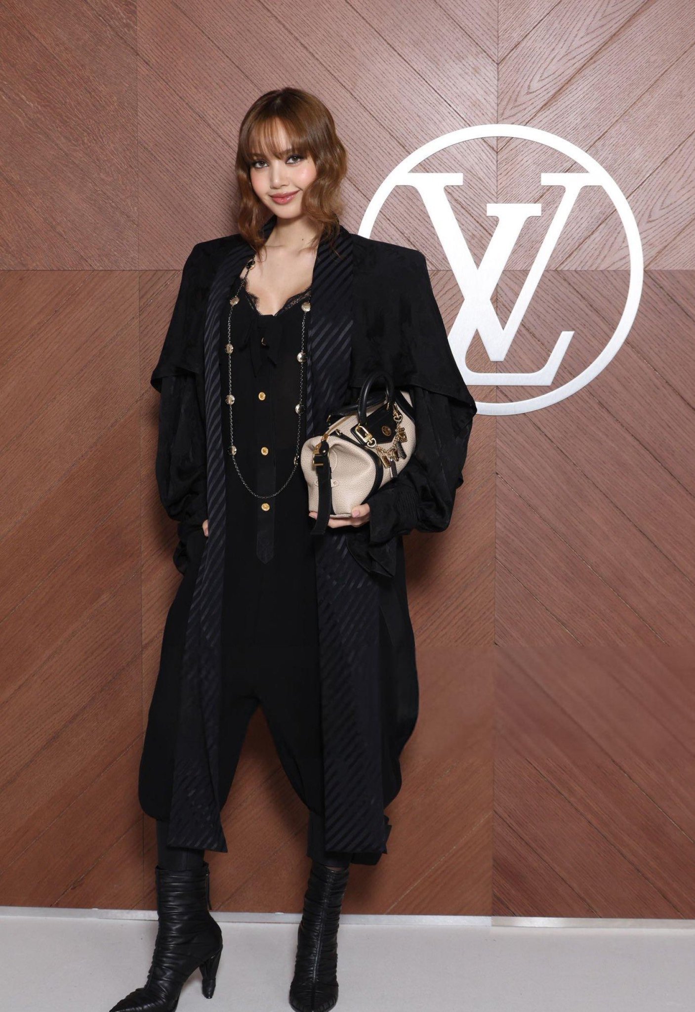 Lisa x Louis Vuitton F/W 2025 Show新鲜出炉的媒