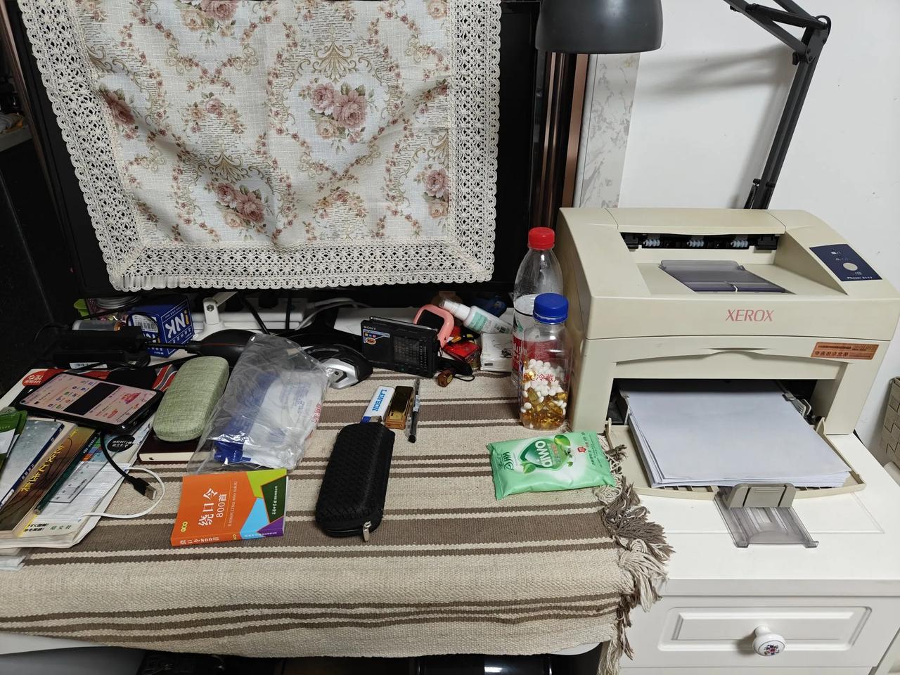 这是克非的写作小桌子，跟厨房就隔一个玻璃拉门。我这辈子就想有一个随心所欲的书房，