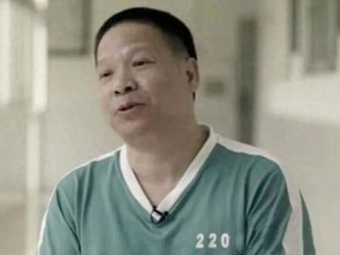 银行行长许超凡任职期间贪污近40亿，为了掩人耳目，她让妻子带着钱逃往美国并与当地
