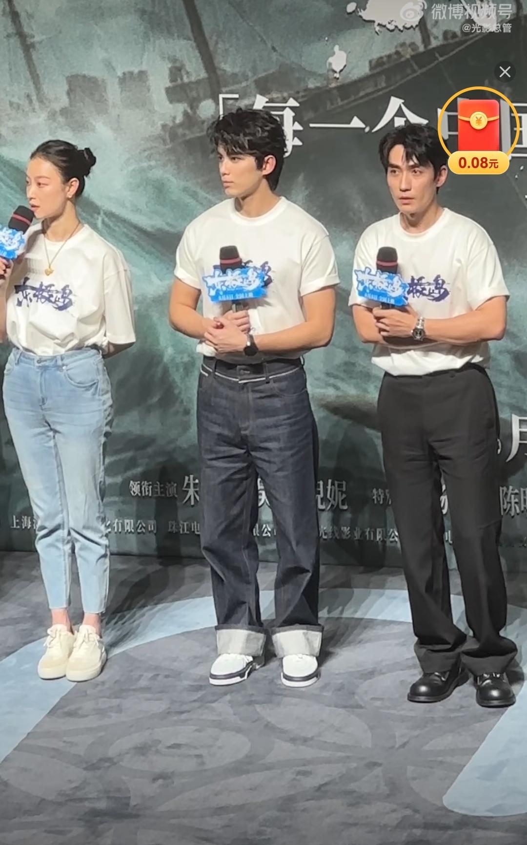 磊子肉眼可见的壮了！应该是经常健身～ ​​​