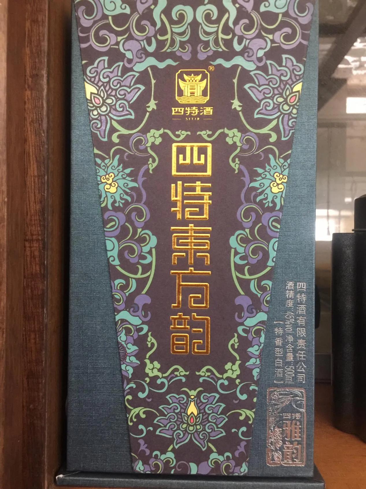 周末，十几年的老领导约我去帮他搬一下家，顺便留下吃饭。

到了以后安排了一个打扫