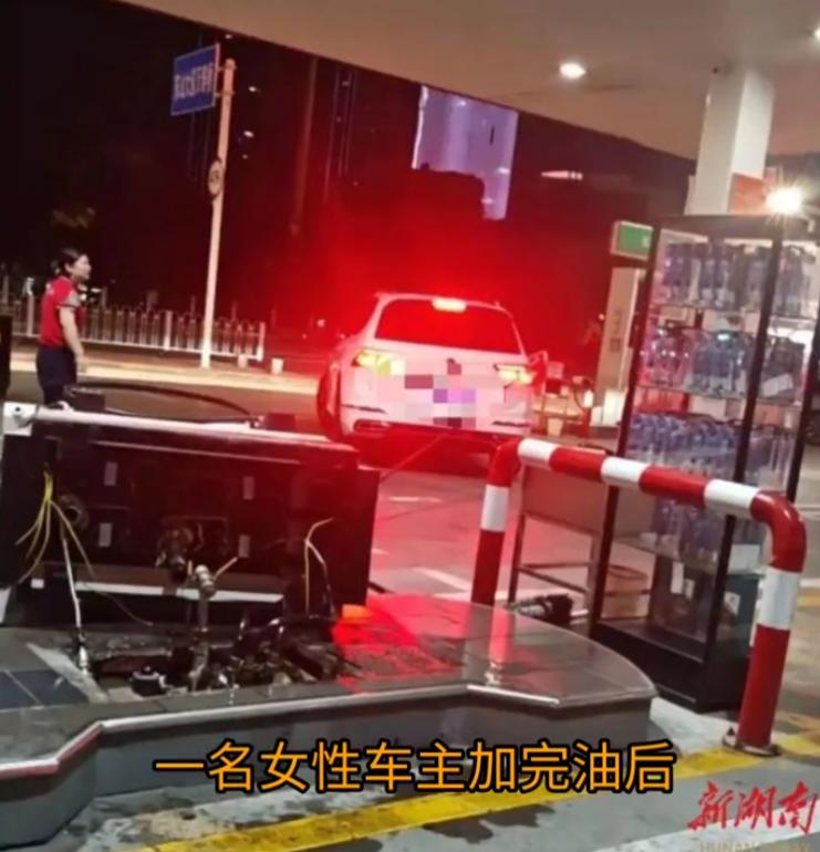 “太吓人了！”9月16日，湖北宜昌，一女司机到加油站加油，还没等工作人员拔下加油