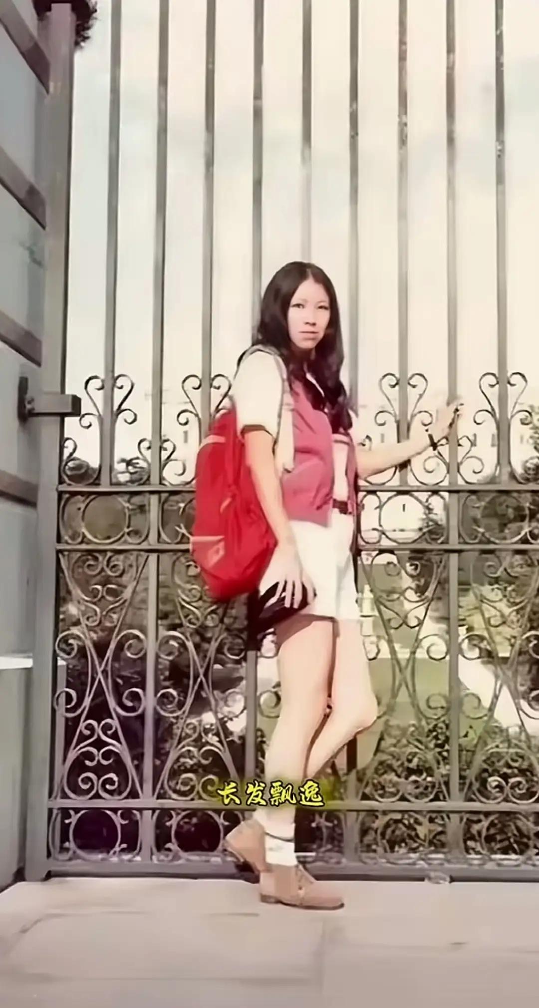 其实三毛也可以很淑女。
三毛 ​​​ 
三毛背影 
三毛游景点