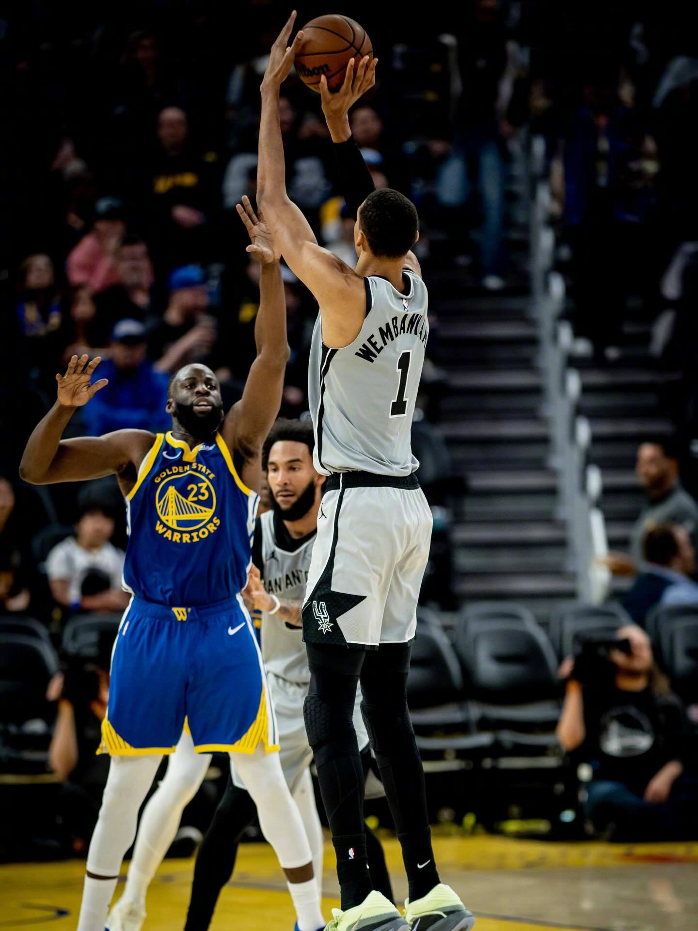 马刺战胜勇士背靠背40+两双！马刺客场127-113击败勇士！文班出场28分55