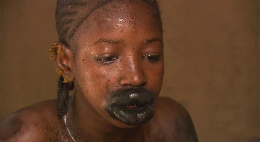 太奇葩了！2024年，非洲，姑娘小美刚满14岁，就要接受黑唇手术，虽然做好心理准