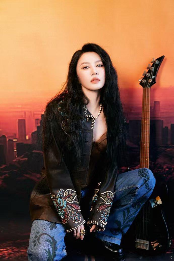 谭维维羊毛卷 哇塞，谭维维的羊毛卷也太绝了，蓬松自然，自带复古滤镜，酷飒气场瞬间