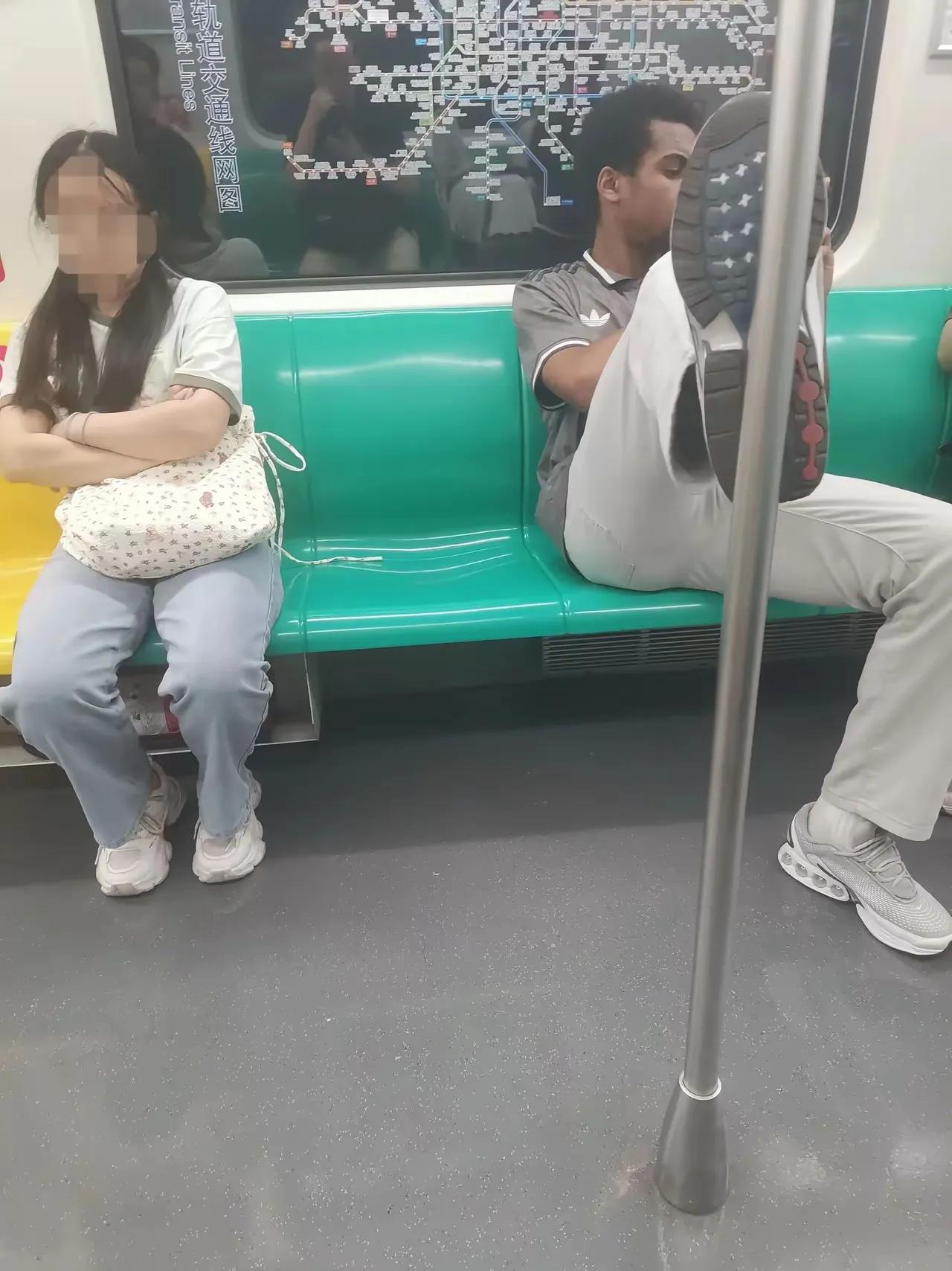外国人在中国的德性。我冒着被封号的危险大声呼吁：它踩踏的不是地铁拦柱，而是我们来