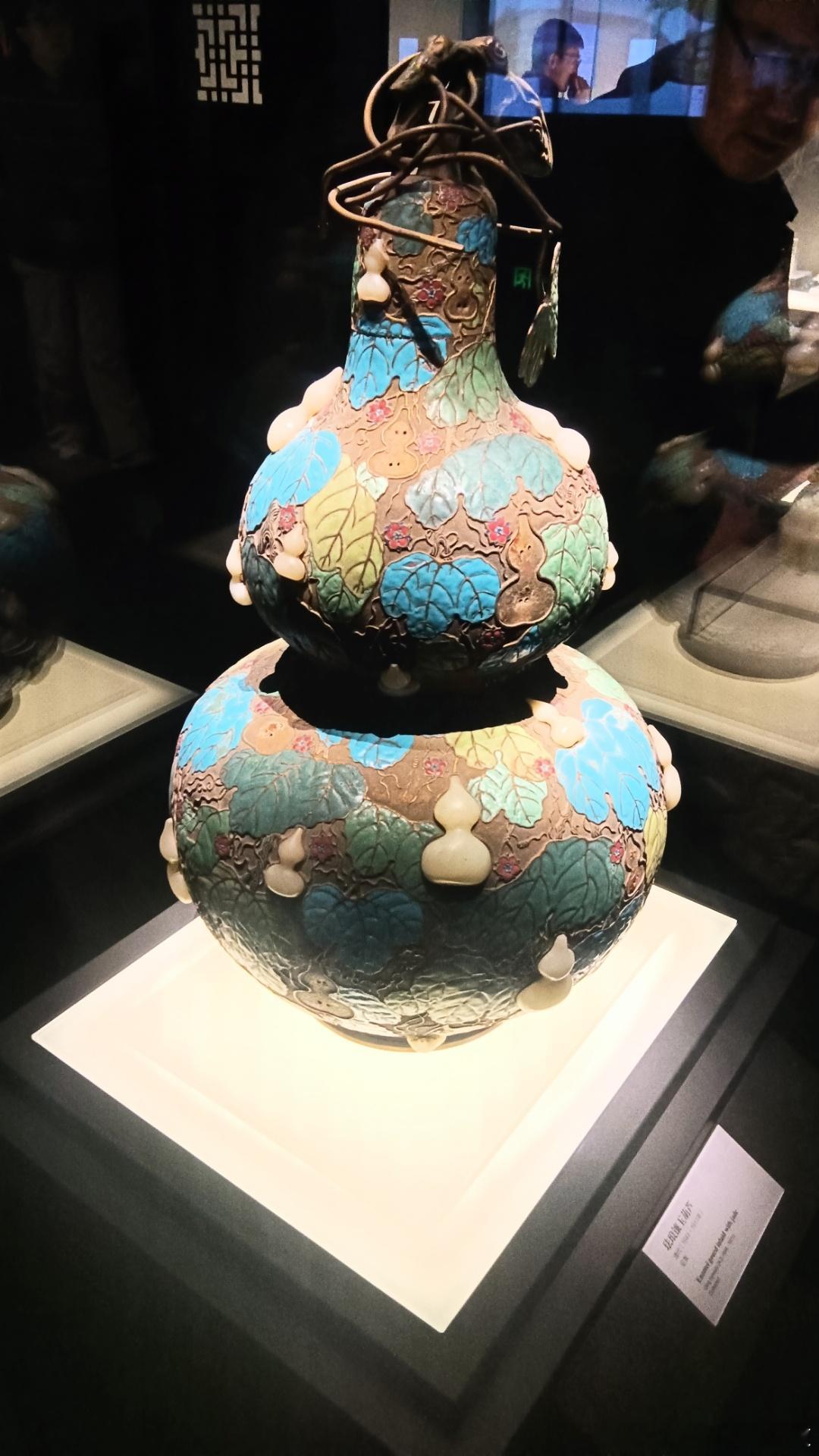 【清乾隆錾胎珐琅镶玉葫芦瓶】此器高66厘米，为宫廷陈设重器，底刻“大清乾隆年制”