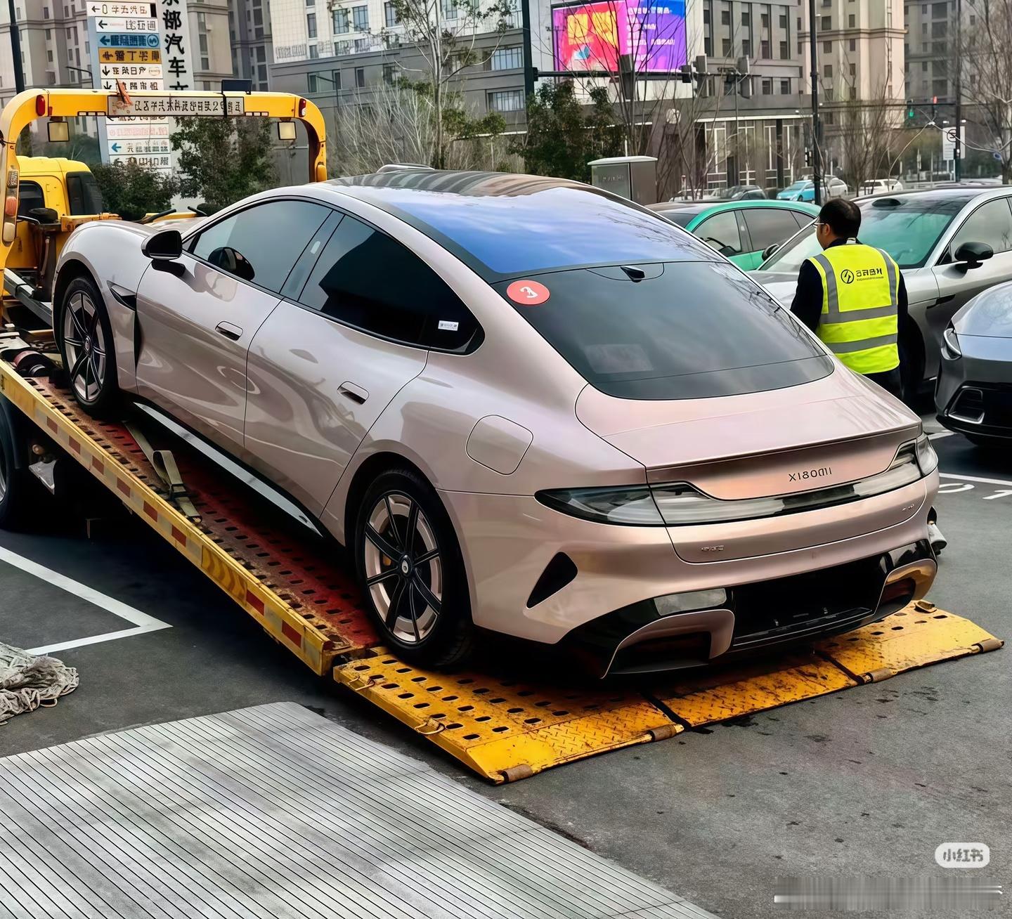 网上有人在猜测这是AI图，我仔细看了下原图应该是图2估计是不太清晰就用了AI相册