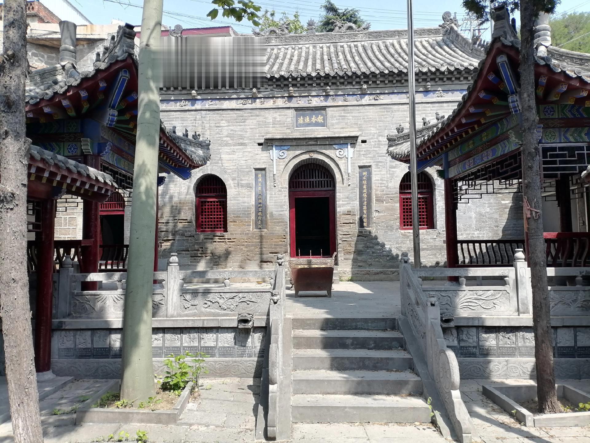 《黄埔军校同学会理事刘其明》
刘其明（1921年—2012），大峪沟村人，学于巩县新心学校，后在本村办学任校长，推女童入学，贫苦儿童免费，抗日战争后投笔从戎，考入黄埔军校，历经征战，升为少校军官，抗战胜利后离队从医牙科，为民解痛，历任陕西省政协委员和黄埔同学会理事，为祖国统一大业奔走。