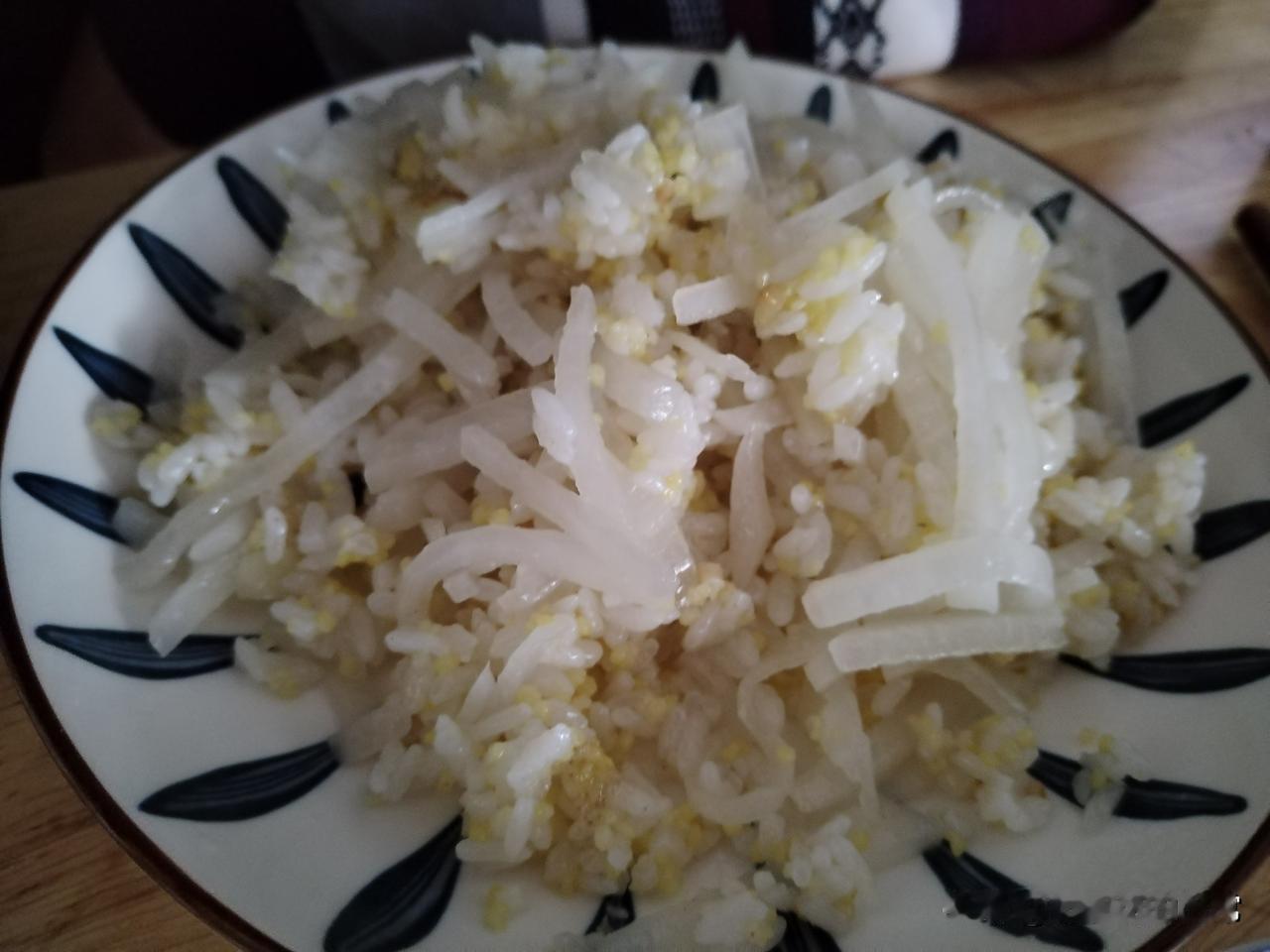 做饭做菜多少年，并不是只要是肉，就是美味可口。今天，我做的白萝卜丝炒米饭，太好吃