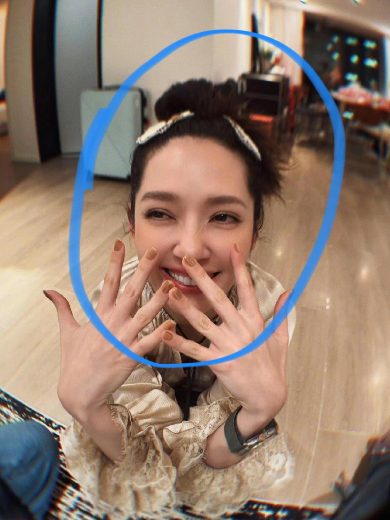 郭碧婷晒照！被吐槽：太像向太了！郭碧婷最新晒照，有网友直言 “第一张好像向太啊”