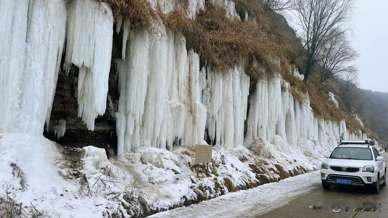 长武县泾水河畔的胡家河道路上，冬日的大自然以她独有的魔法，编织了一场冰与雪的梦幻