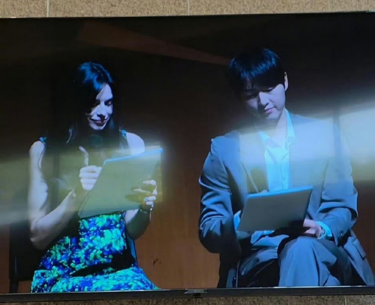 宋仲基携妻子现身音乐会好甜啊！两人大方互动超自然，凯蒂温柔又有气质，欧巴全程贴心