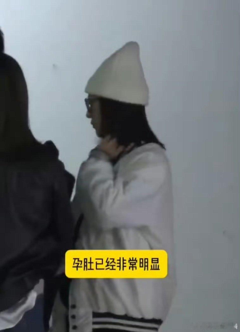 吴谨言挺孕肚跟洪尧出门 肚子居然已经这么大了，感觉已经快要生小谨言了，恭喜呀[送
