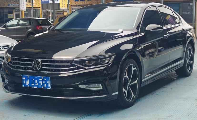 大众迈腾的商务感还是非常不错的，中网采用的是4条横杠的设计，这也是迈腾最为经典的