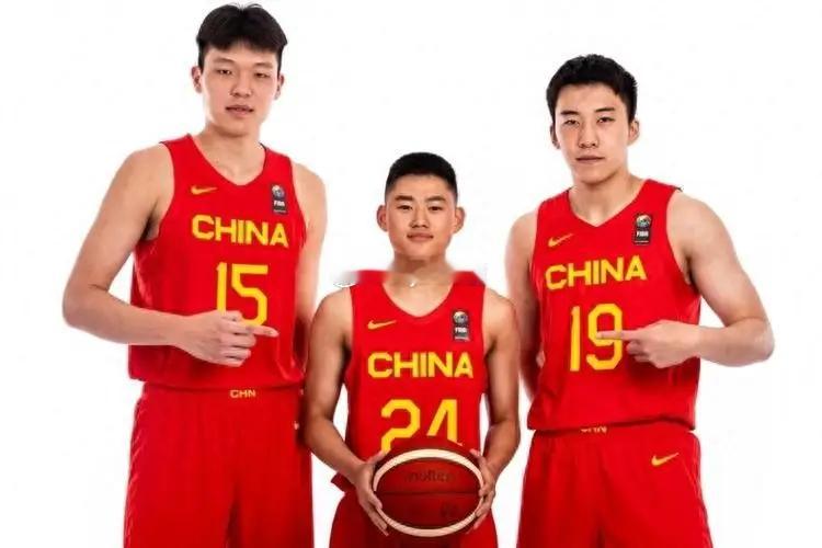 第二节瀚森再上场，搭配的是锋线王俊杰和后卫赵维伦，2023年U19三巨头终于在国