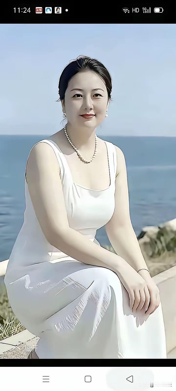 这位女士看着一脸福相，神态从容大气，大伙不妨猜一猜，她是什么身份？